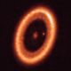 Il sistema PDS 70 ripreso da ALMA. Mostra il disco circumstellare simile a una ciambella che circonda la stella ospite e il protopianeta nascosto lungo la parte interna destra.